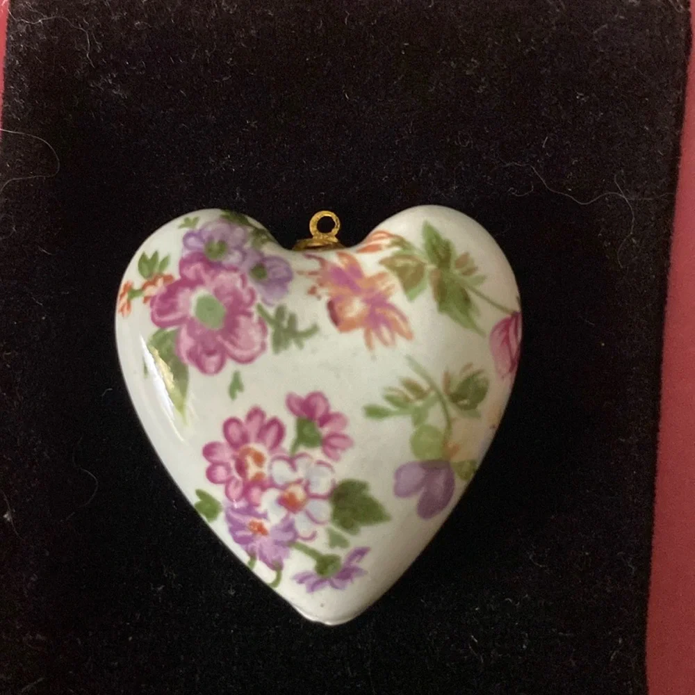 Vintage Porcelain Painted Floral Heart Pendant - Picture 3 of 4